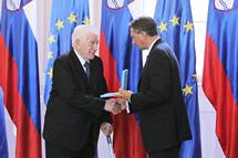 2. 9. 2015, Ljubljana – Predsednik republike Borut Pahor je vroil dravno odlikovanje red za zasluge Aleksandru Dopliharju (Daniel Novakovi/STA)